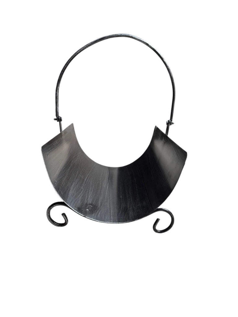 Porta Legna in Ferro da Interno, Design a Onda con Manico Richiudibile, 41x31x21 cm, Nero, Porta libri