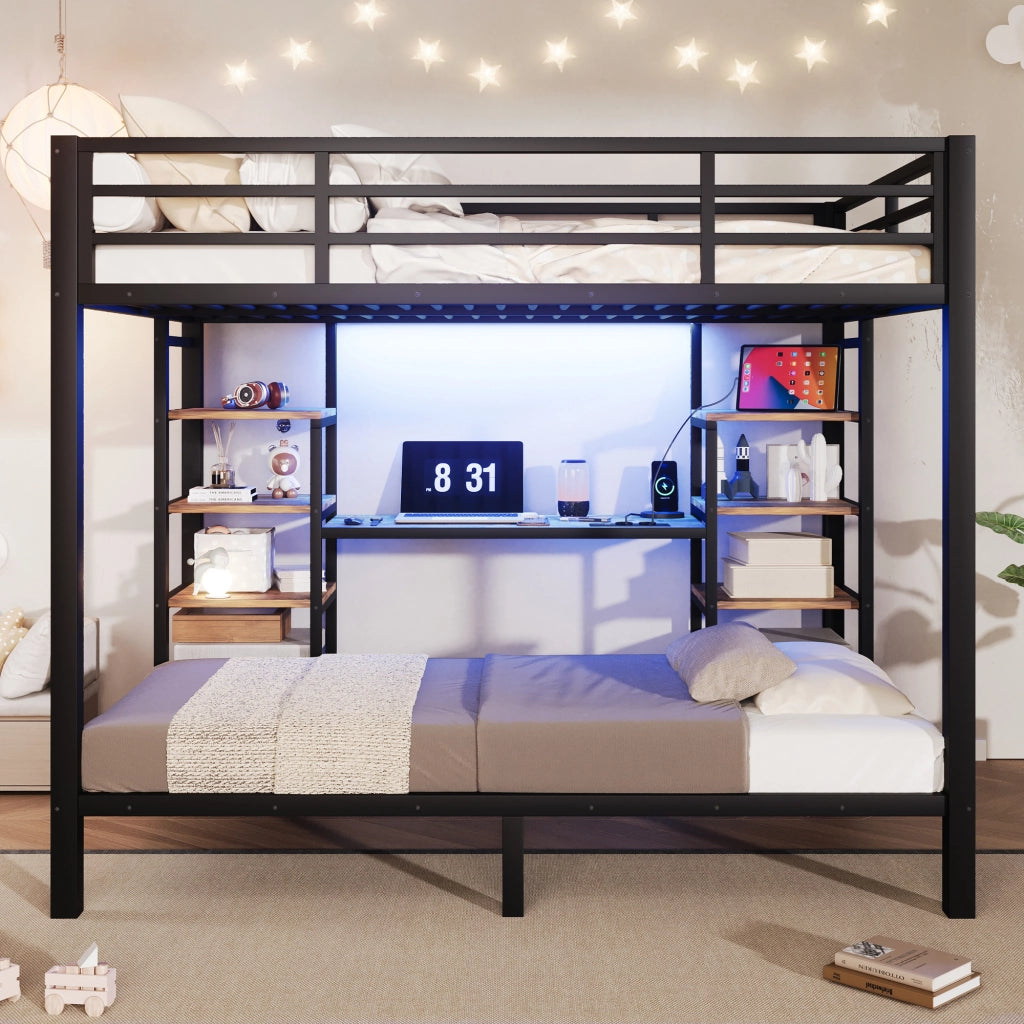 Letto a castello familiare 90x200 / 140x200 cm, 3 posti letto con ripiani portaoggetti, prese USB/Type-C/Jack e illuminazione LED, metallo nero