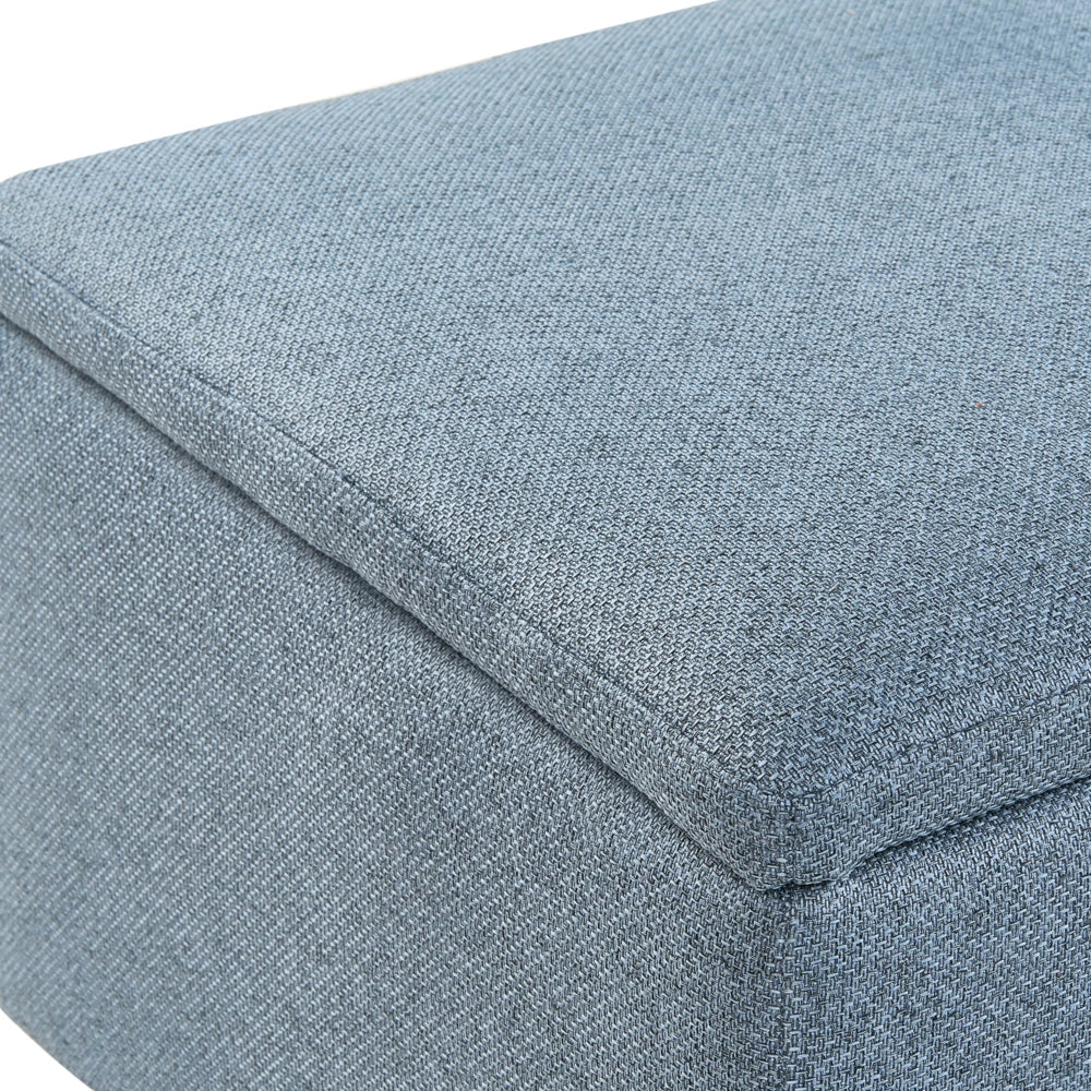 Pouf contenitore in tessuto blu con finitura idrorepellente. Poggiapiedi imbottito con contenitore e seduta per ingresso.