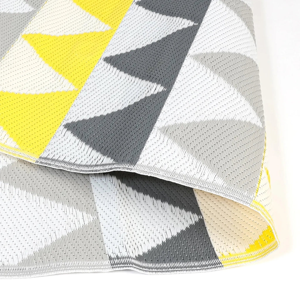 IDMarket - Tappeto per esterni SARI triangoli grigio e giallo 270 x 370 CM