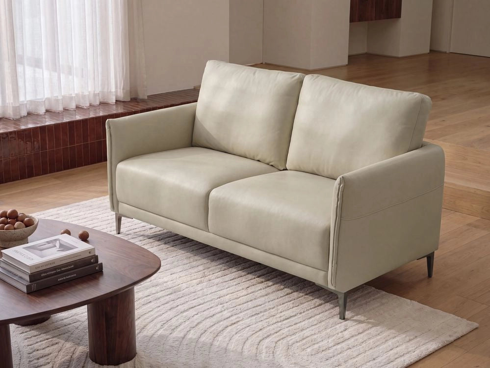 Divano 2 posti beige chiaro imbottito in tessuto con gambe in metallo stile moderno minimalista
