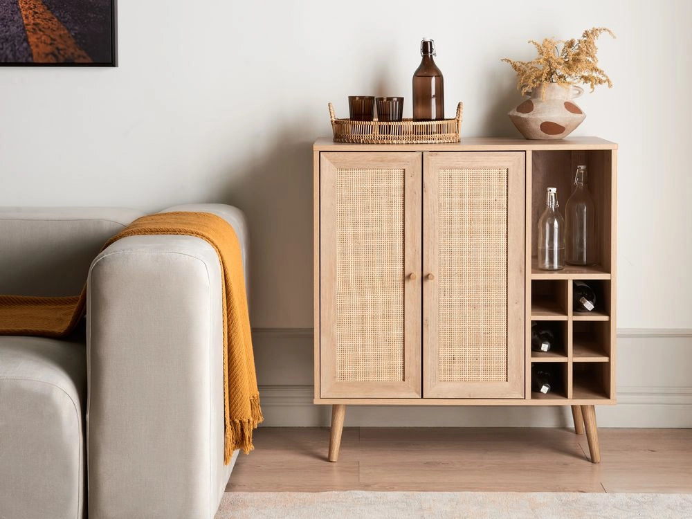 Credenza 2 ante in rattan legno chiaro con ripiano per bottiglie stile boho elegante