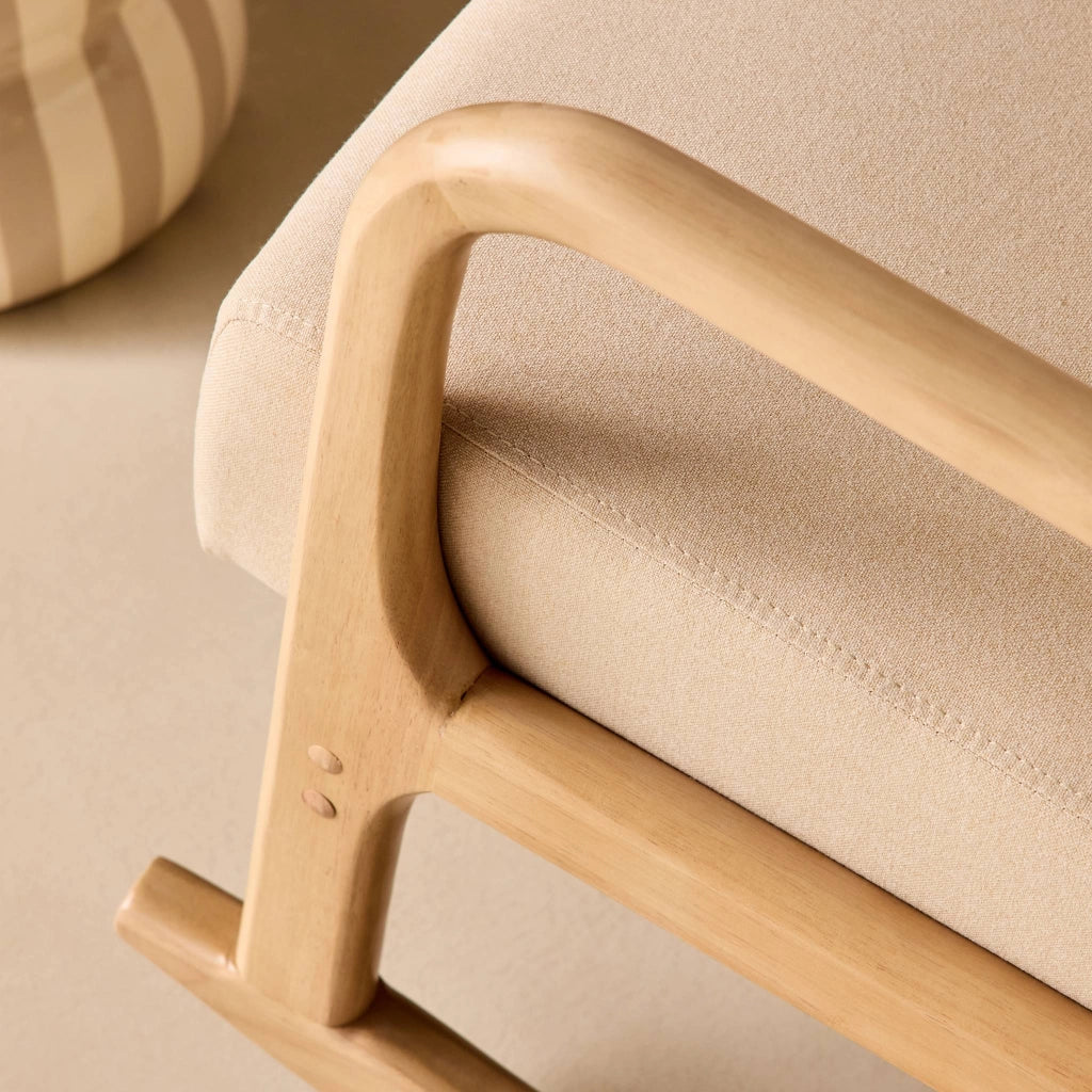 Poltrona scandinava a dondolo in legno e tessuto con braccioli, beige