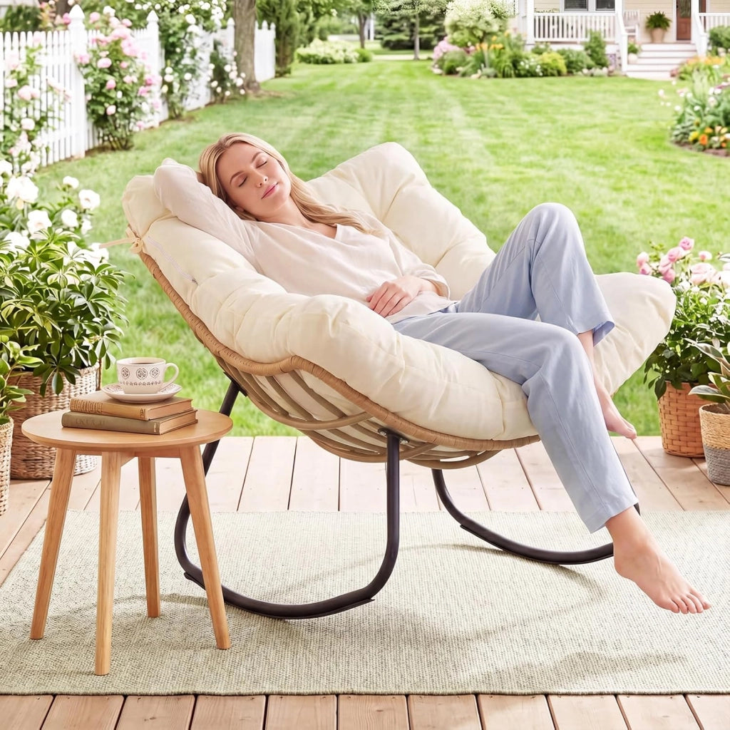 Sedia a Dondolo da Interno ed Esterno, Poltrona a Dondolo con Cuscino Rimovibile, Poltrona Relax in Rattan con Struttura in Metallo per Soggiorno, Cortile e Giardino, Portata 140 kg (Bianco)