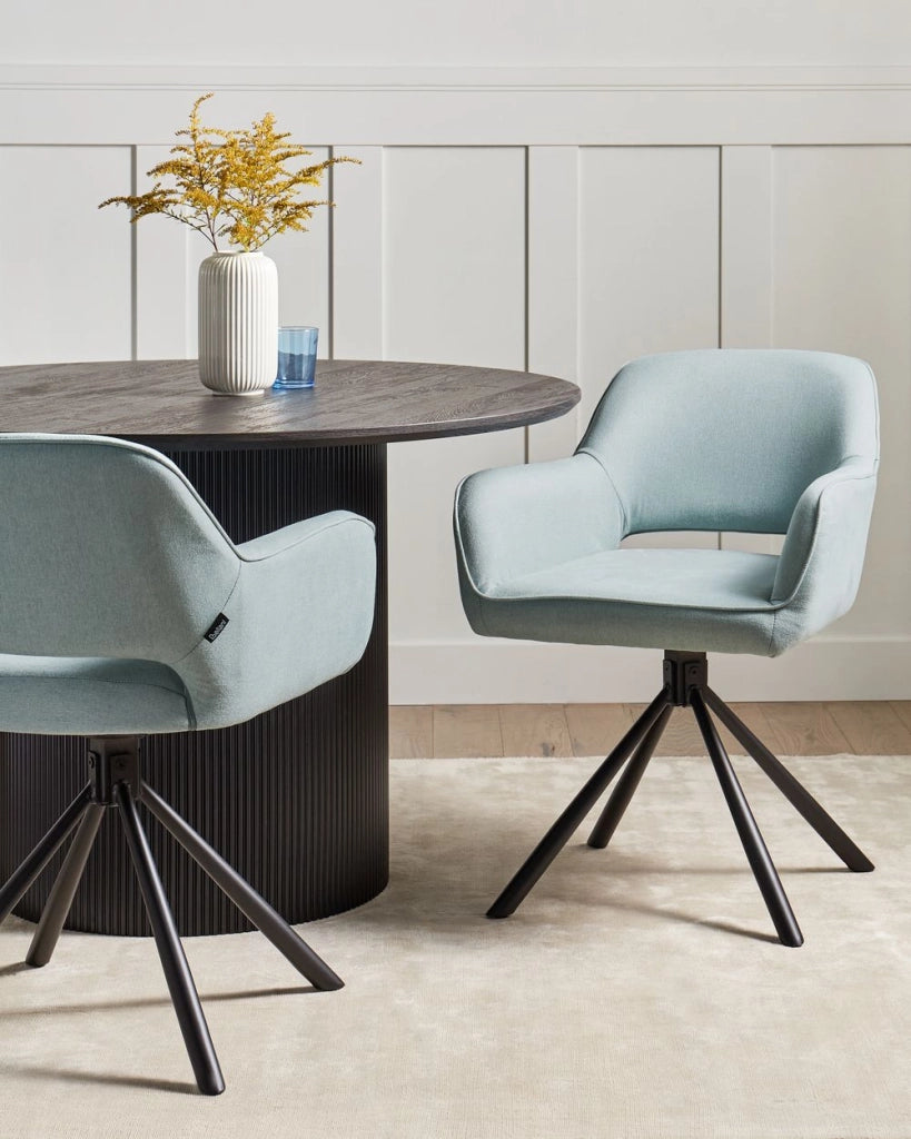 Set di 2 sedie da pranzo girevoli in tessuto azzurro  con braccioli schienale gambe in metallo nero Retro Transitional