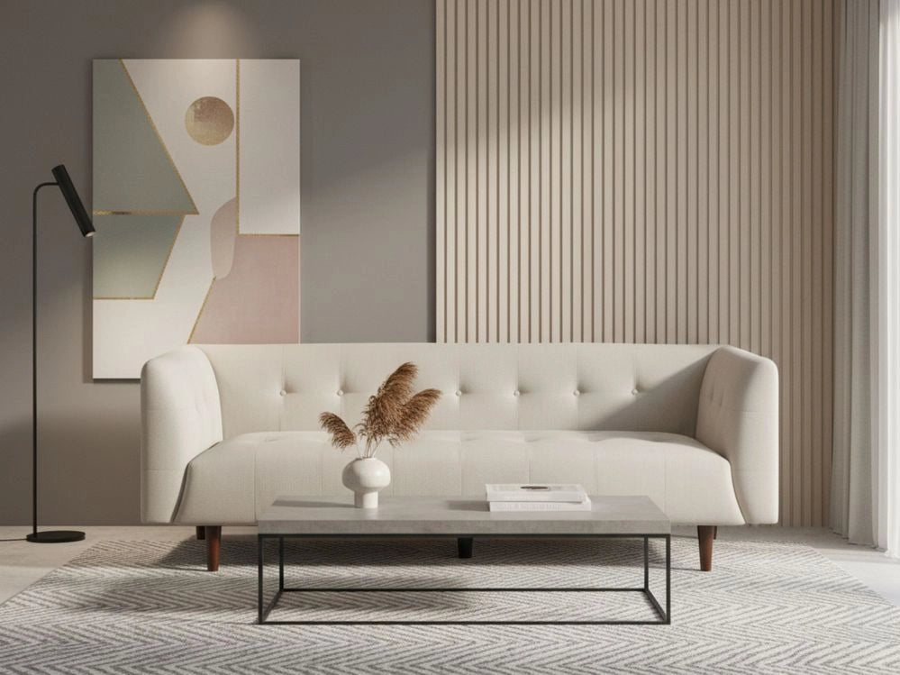 Divano a 3 posti con rivestimento in tessuto beige chiaro gambe in legno e schienale con bottoni