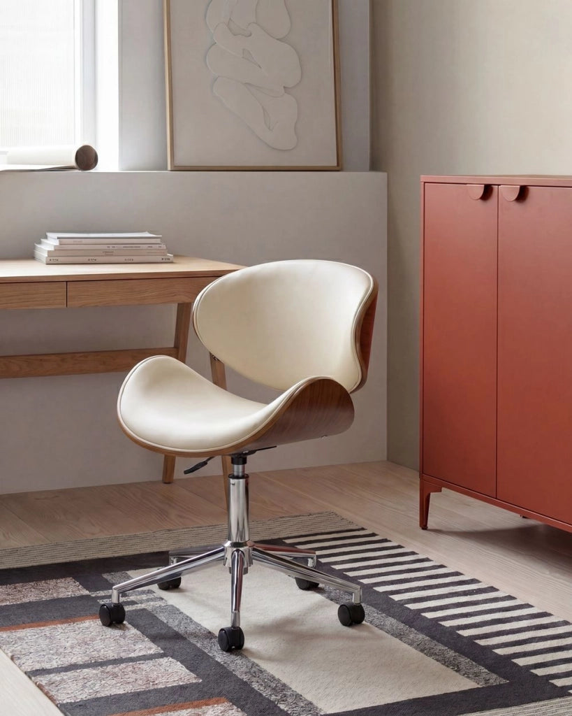 Sedia da scrivania in ecopelle beige chiaro imbottita con sedile regolabile in altezza tramite pistone a gas e base girevole