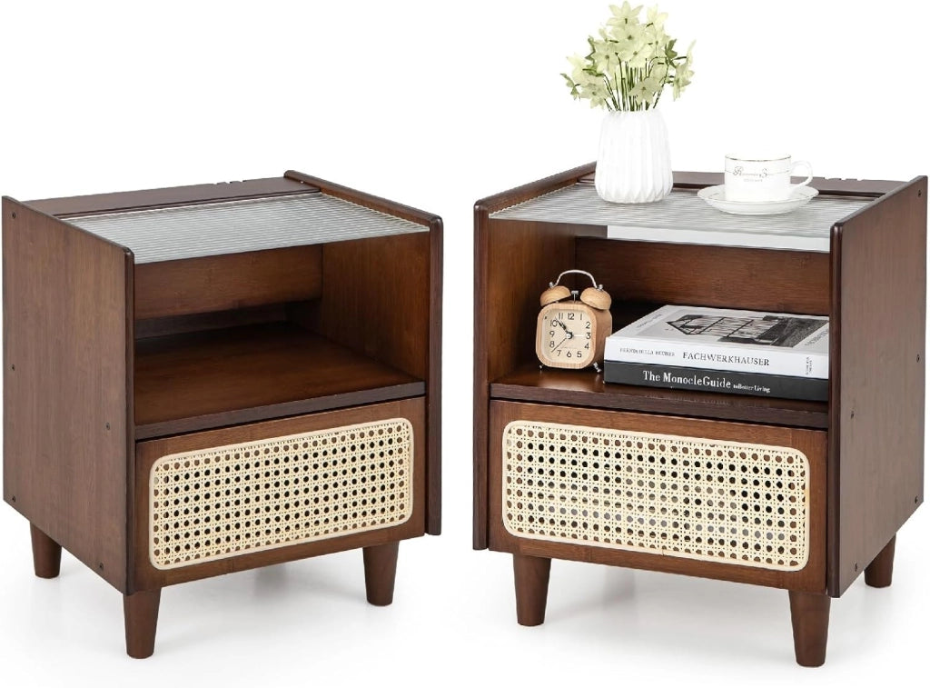 Set 2 Comodino in Bambù, Comodone da Letto con Cassetto in Rattan e Scomparto Aperto, Tavolino con Piano in Vetro, 43 x 35 x 50 cm
