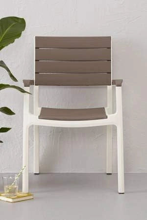 Sedia da Giardino con Braccioli in Resina Effetto Legno Impilabile Colore Bianco e Cappuccino Harmony Keter