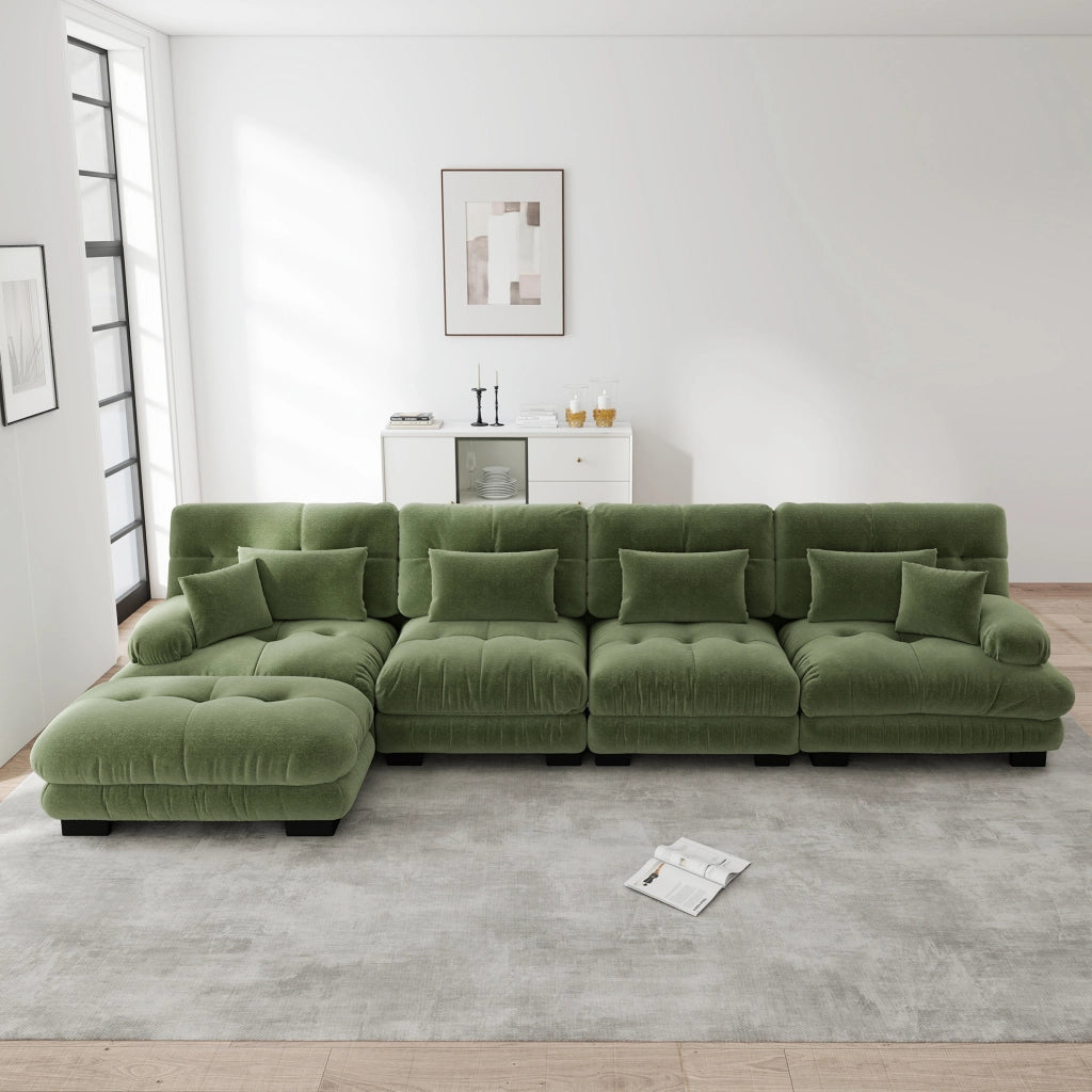 Divano modulare in ciniglia verde con ottomane mobili; configurazione lineare o ad angolo
