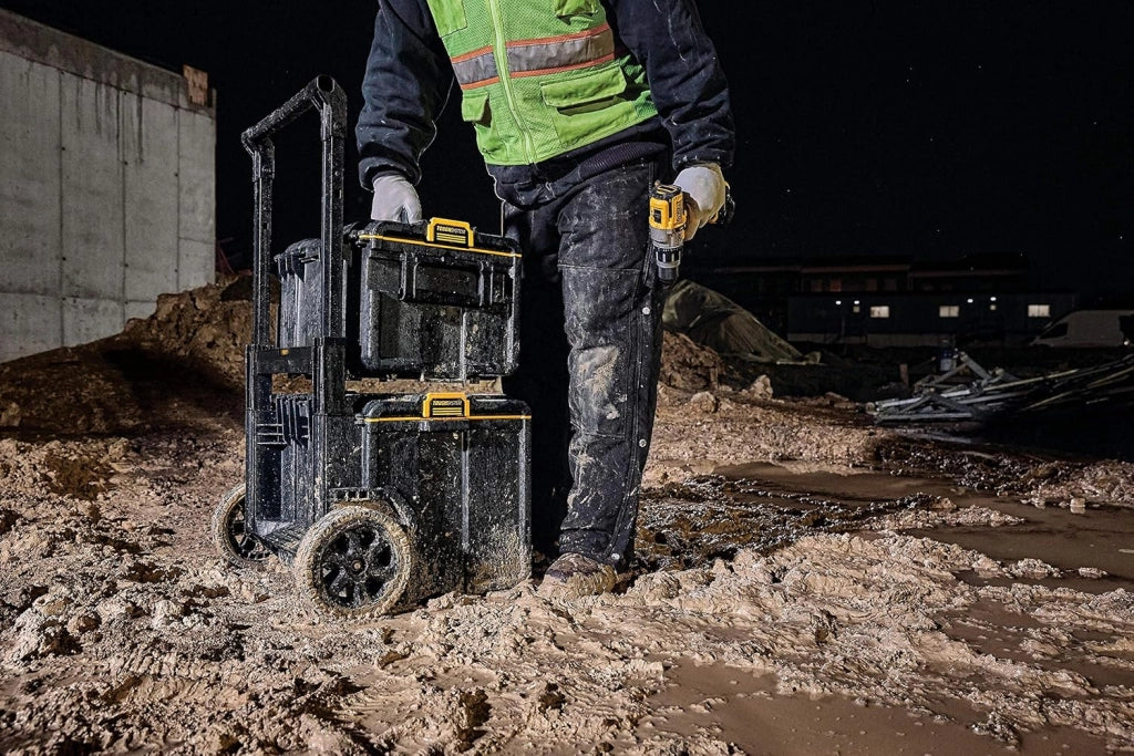 DEWALT DWST83295-1 - VASCA CON RUOTE - Schiuma strutturale di polipropilene espanso, Speciale disegn dell’apertura del coperchio con maniglia mobile per garantire il massimo volume di stoccaggio