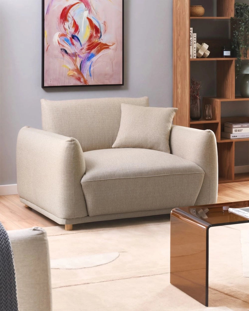 Poltrona in tessuto beige con gambe in legno morbido, da salotto con braccioli, stile moderno