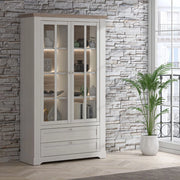 Vetrina Forma 2 Ante con Vetro, 2 Cassetti e Luci LED Rovere Bianco Neve e Olmo Scuro – Esposizione di Grande Impatto