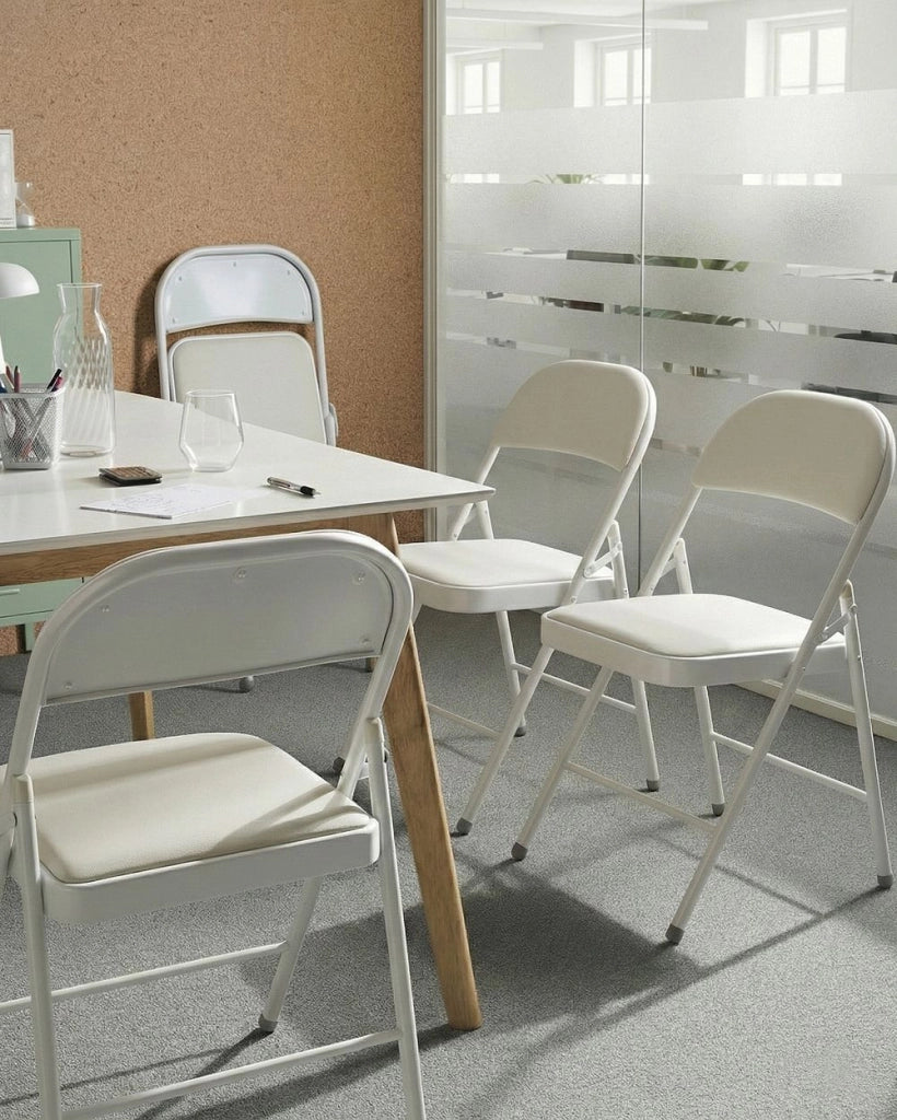 Set di 4 sedie pieghevoli con struttura in metallo color bianco e seduta e schienale imbottiti in tessuto PU Sedili ribaltabili