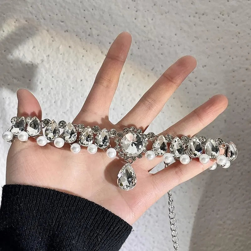 Collana barocca con diamanti realizzata a mano: un regalo scintillante al chiaro di luna.