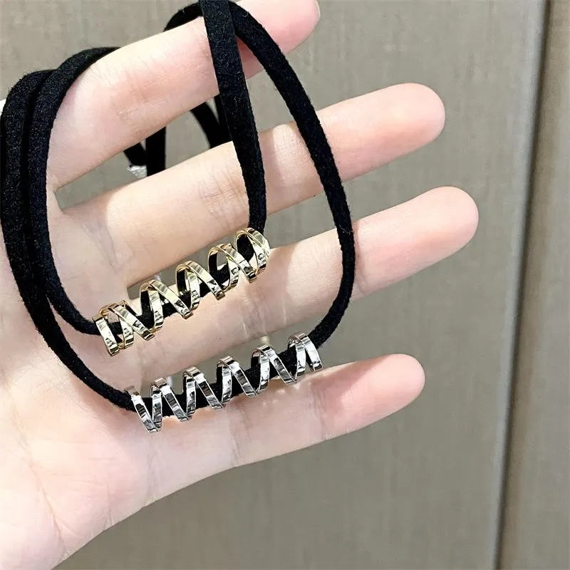 Collana in corda nera fatta a mano: gioiello con perline dorate e argentate