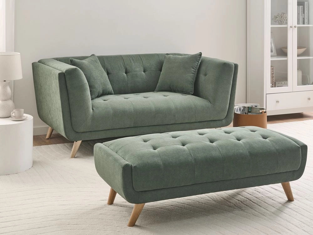 Divano a due posti in tessuto con poggiapiedi cuscini decorativi e gambe in legno trapuntatura decorativa stile retrò verde