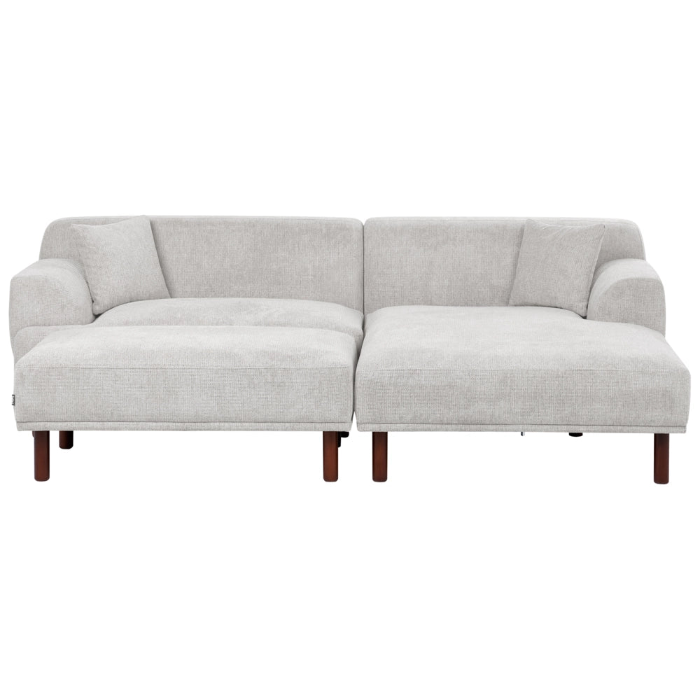 Divano ad angolo sinistro in tessuto grigio chiaro lato sinistro con pouf e gambe in legno stile minimalista