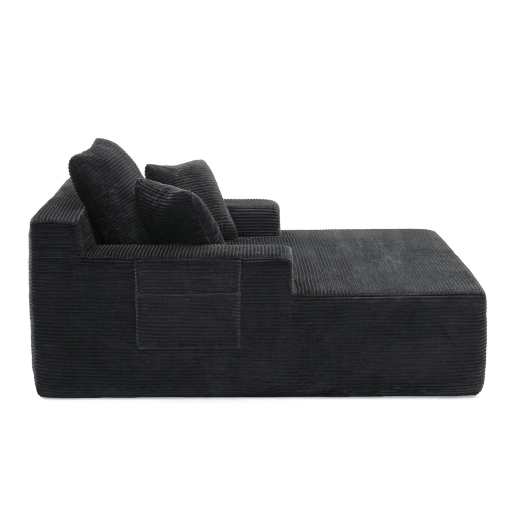 Divano compatto in corduroy nero con tasche laterali e cuscini decorativi