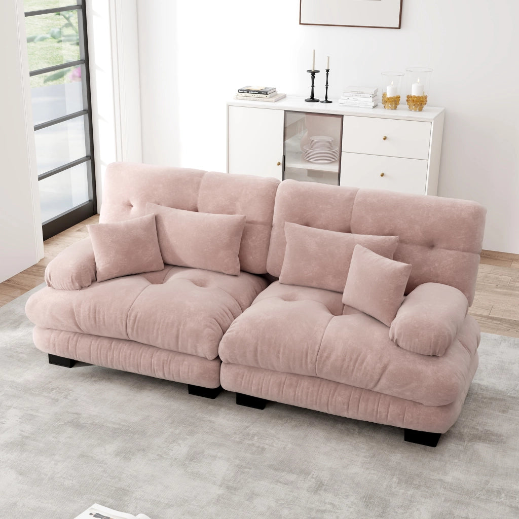 Divano angolare modulare con seduta profonda braccioli imbottiti cuscini lombari e decorativi in ciniglia rosa