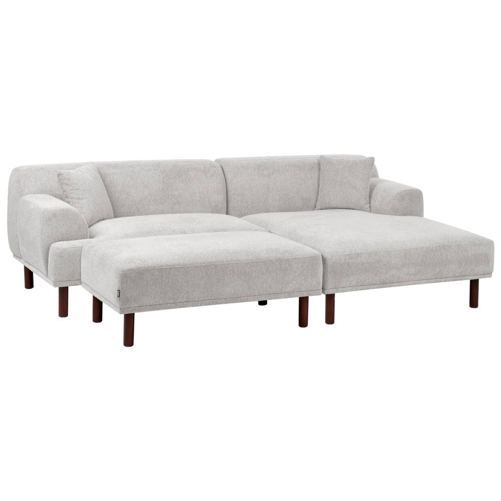 Divano ad angolo sinistro in tessuto grigio chiaro lato sinistro con pouf e gambe in legno stile minimalista