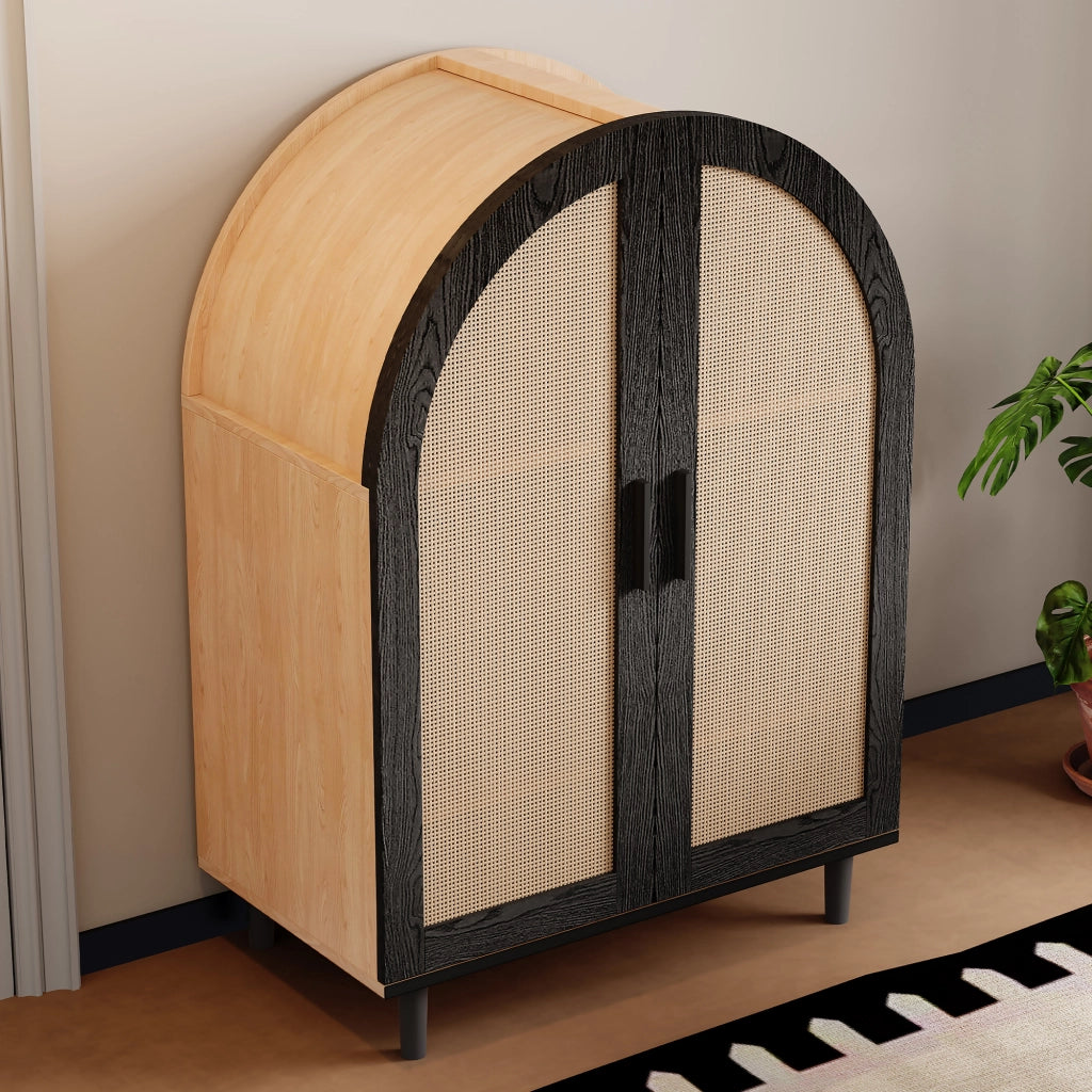 Elegante credenza/scarpiera con esterni arrotondati, ante in rattan traforato e tre ripiani.
