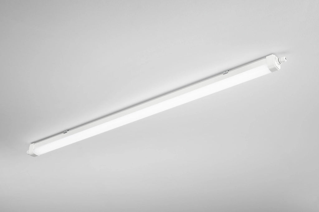PLAFONIERA LED STAGNA RUBIS BIANCA IN PC 50W 6800LM CCT 2700K / 3300K / 4000K IP65 1500X58X62MM