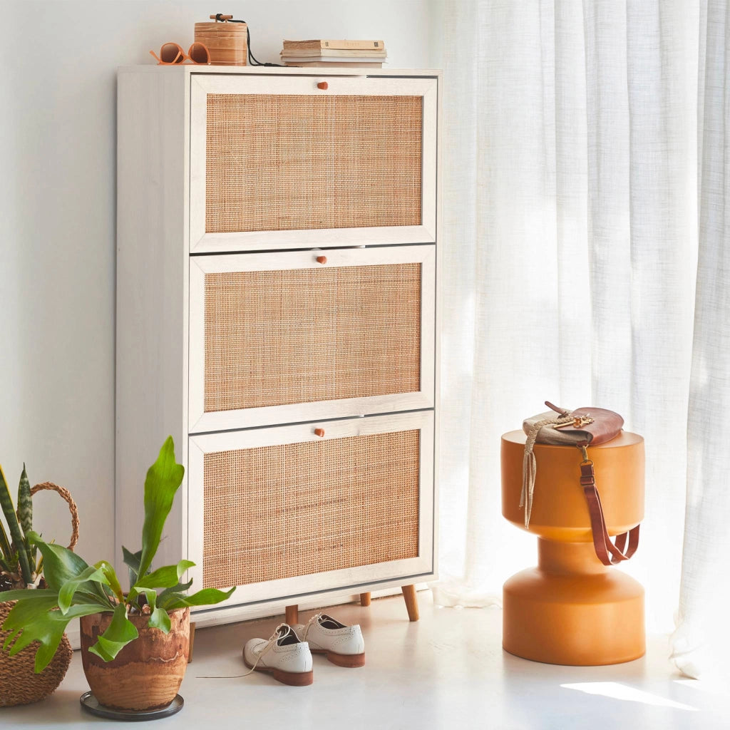 Scarpiera con decoro in canna, 3 ante, bianco sporco