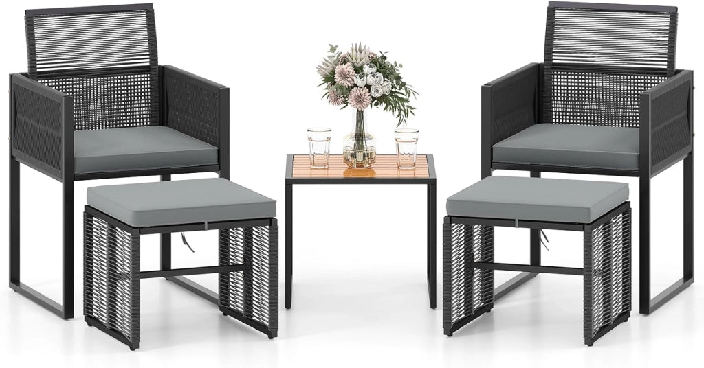 Set di Mobili da Giardino in Rattan per 2-4 Persone, Tavolo da Giardino con Piano in Legno e 2 Sedie (Capacità 180 kg), 2 Sgabelli, 4 Cuscini Rimuovibili, Arredamento da Giardino per Patio