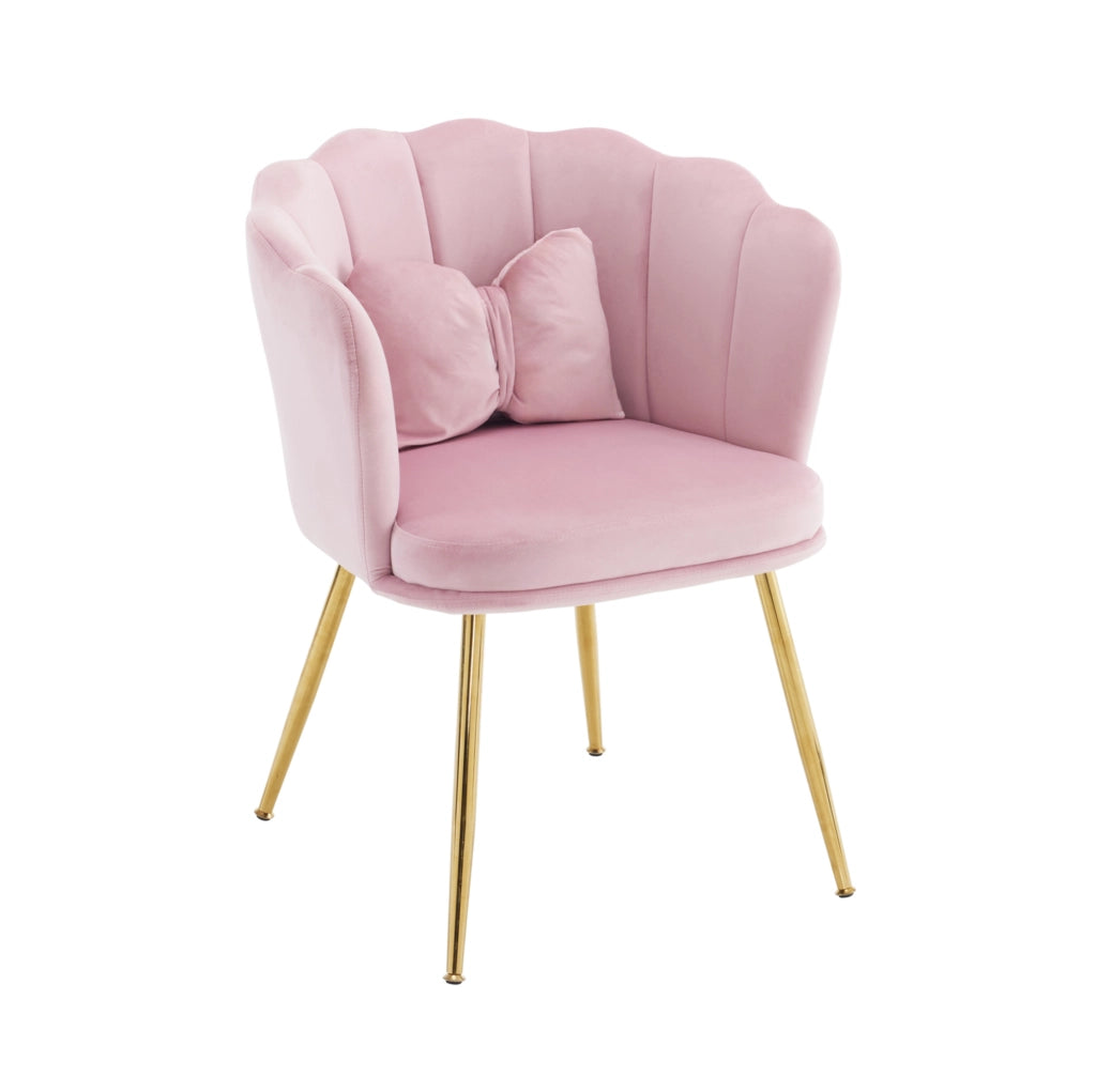 Poltrona in velluto rosa con schienale a petali; cuscino farfalla e gambe metalliche dorate