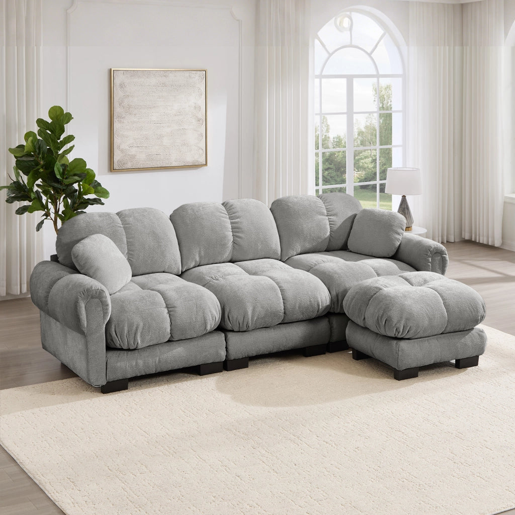 Divano angolare modulare con pouf mobile e cuscino di supporto; seduta trapuntata in chenille grigio chiaro