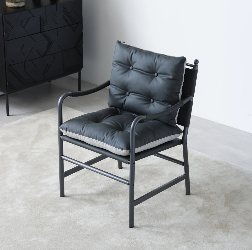 Poltrona accent in pelle PU nera con struttura in metallo; stile Mid Century Modern