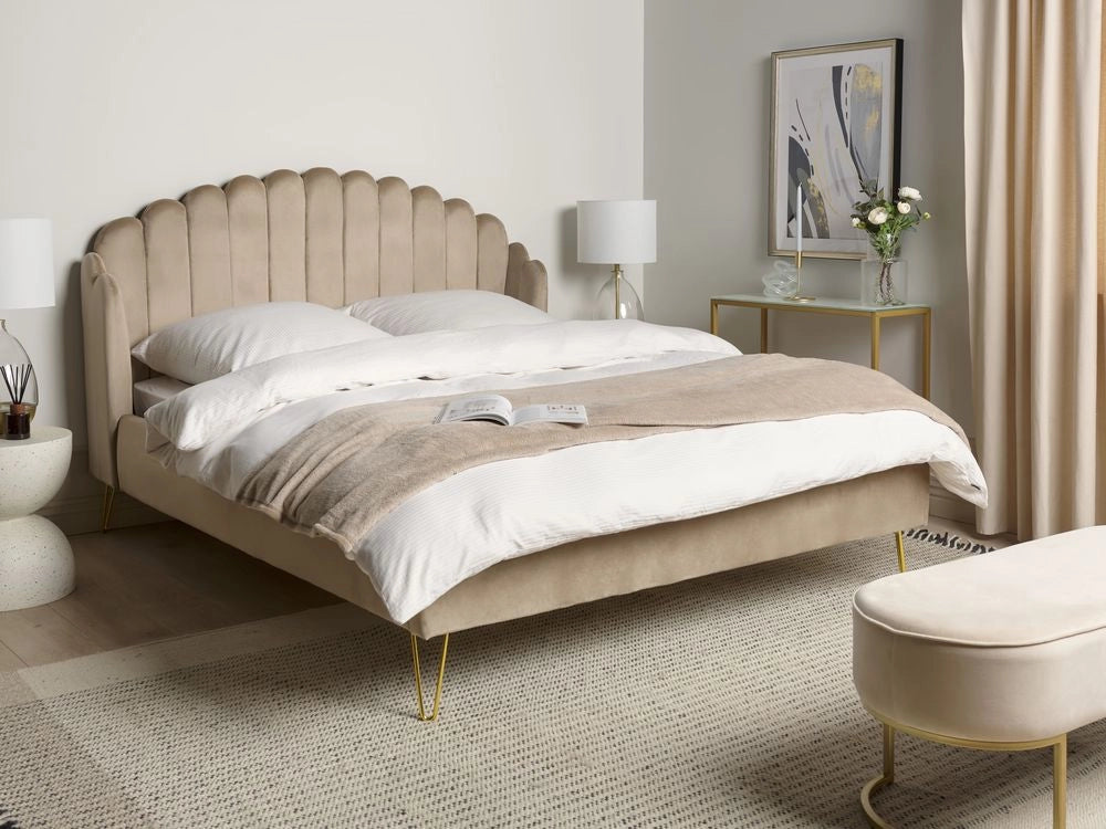 Letto matrimoniale in velluto tortora con testiera a conchiglia con gambe in metallo 160 x 200 cm retro capitonné