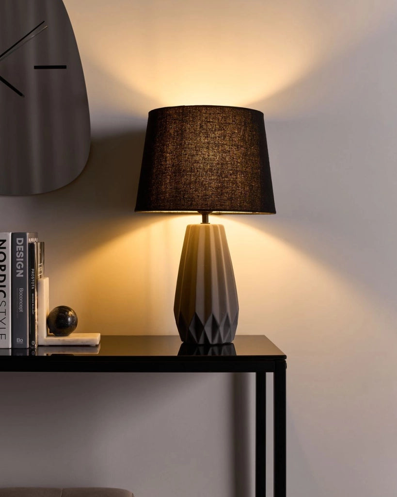 Lampada da tavolo con base in ceramica grigia e paralume in lino, stile moderno e contemporaneo, per soggiorno e camera da letto