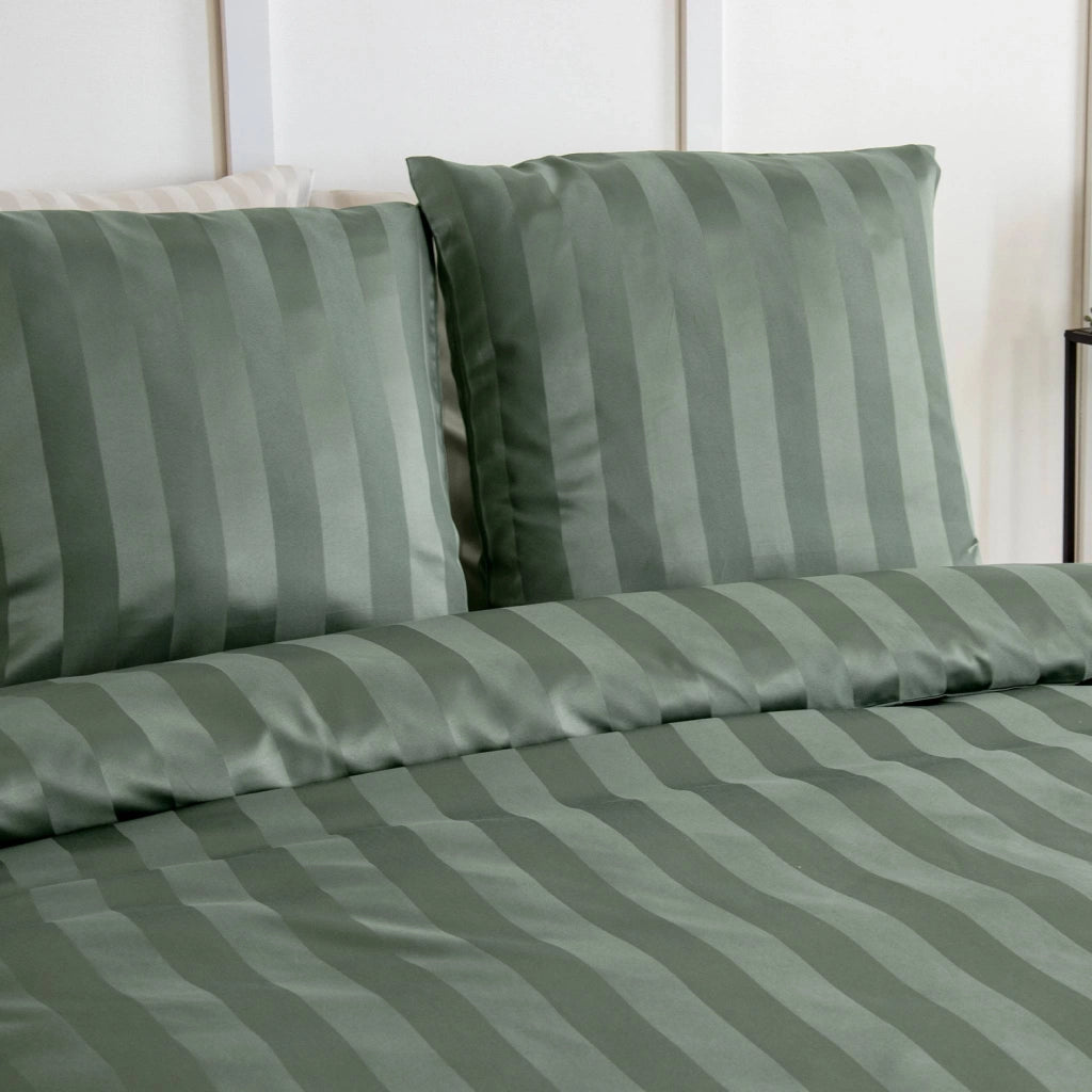 Completo letto in poliestere effetto satinato a righe sottili 2 posti