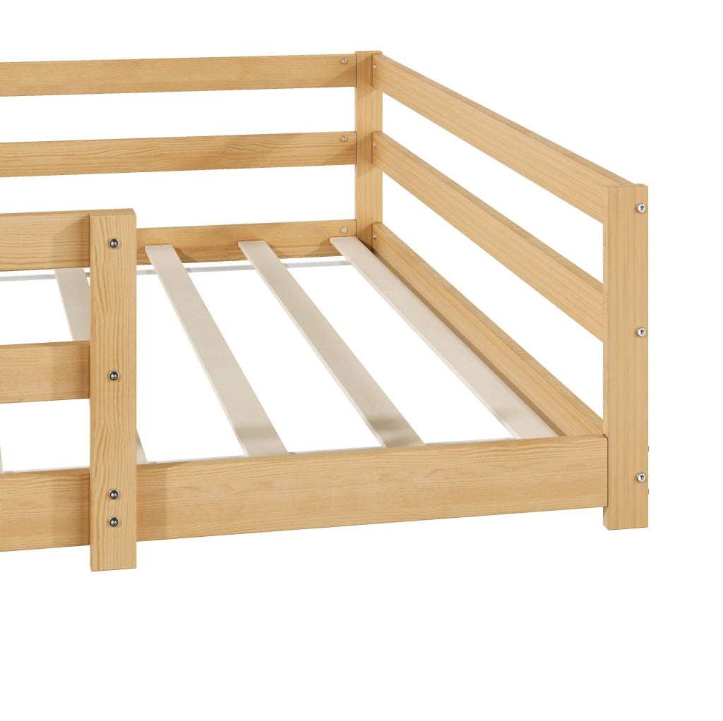 Letto per bambini 140x200 cm con sponde su 4 lati e rete a doghe in legno colore naturale