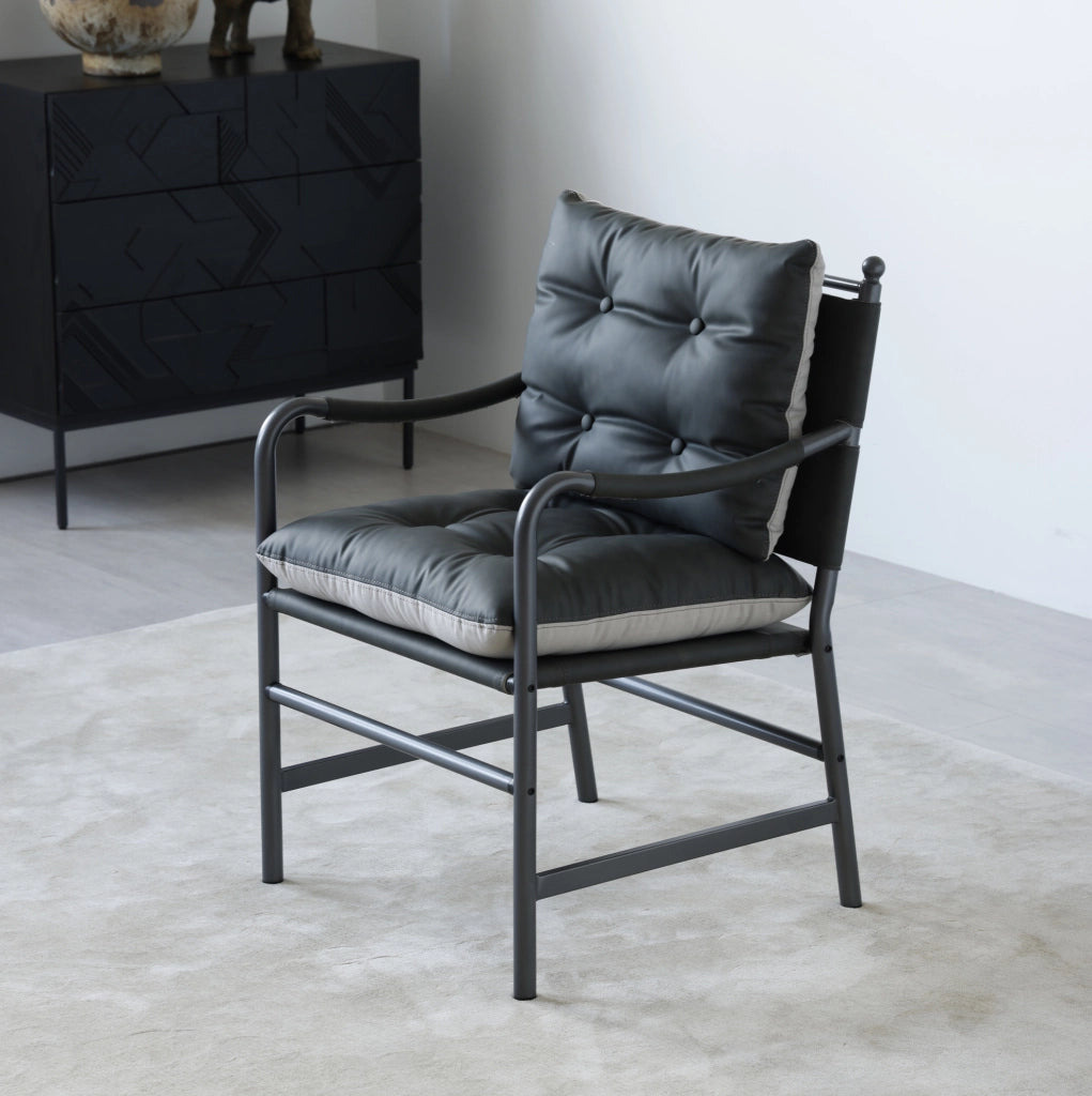 Poltrona accent in pelle PU nera con struttura in metallo; stile Mid Century Modern