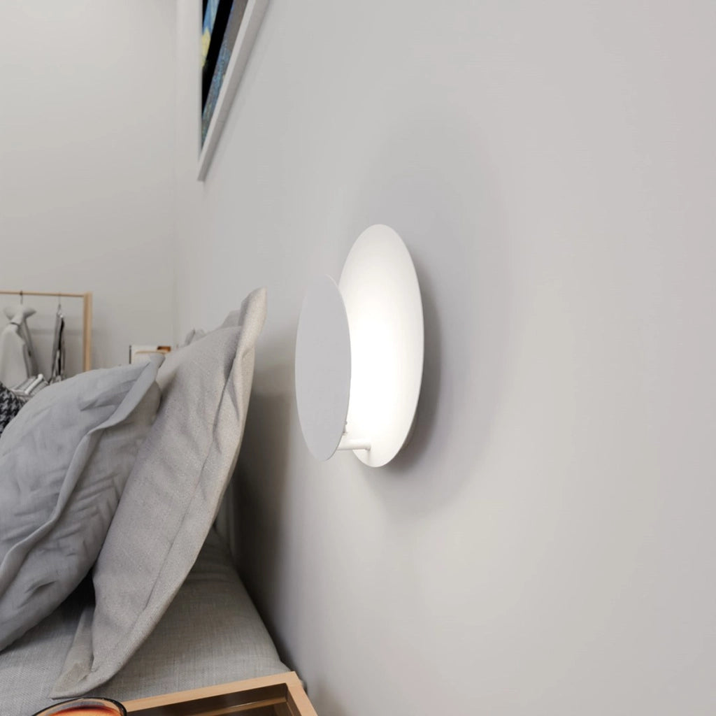 Lampada da parete Circle in acciaio bianco opaco e legno