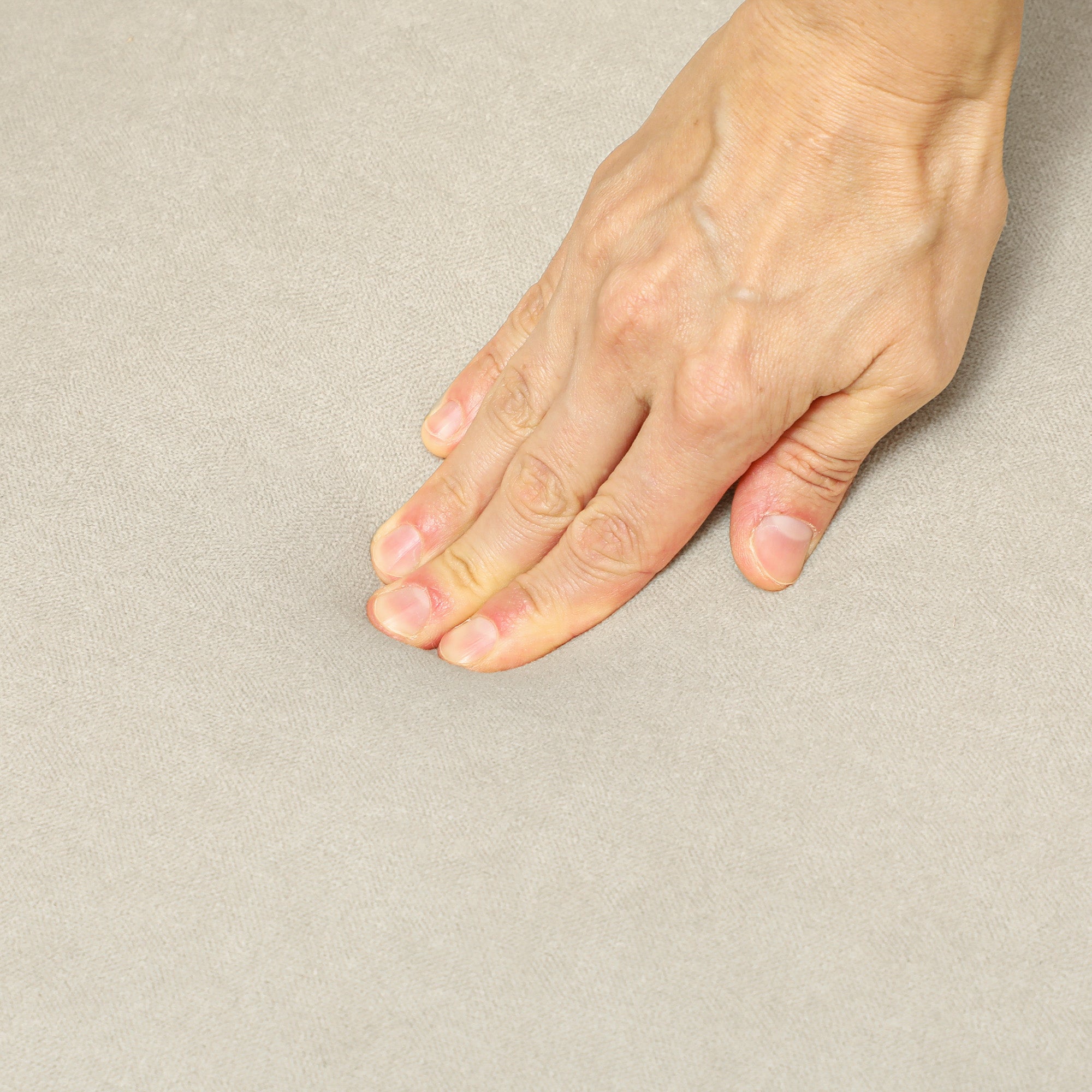 Divano 2 Posti Stile Nordico 138x73x74 cm in Tessuto Effetto Velluto e Legno Crema e Arancione