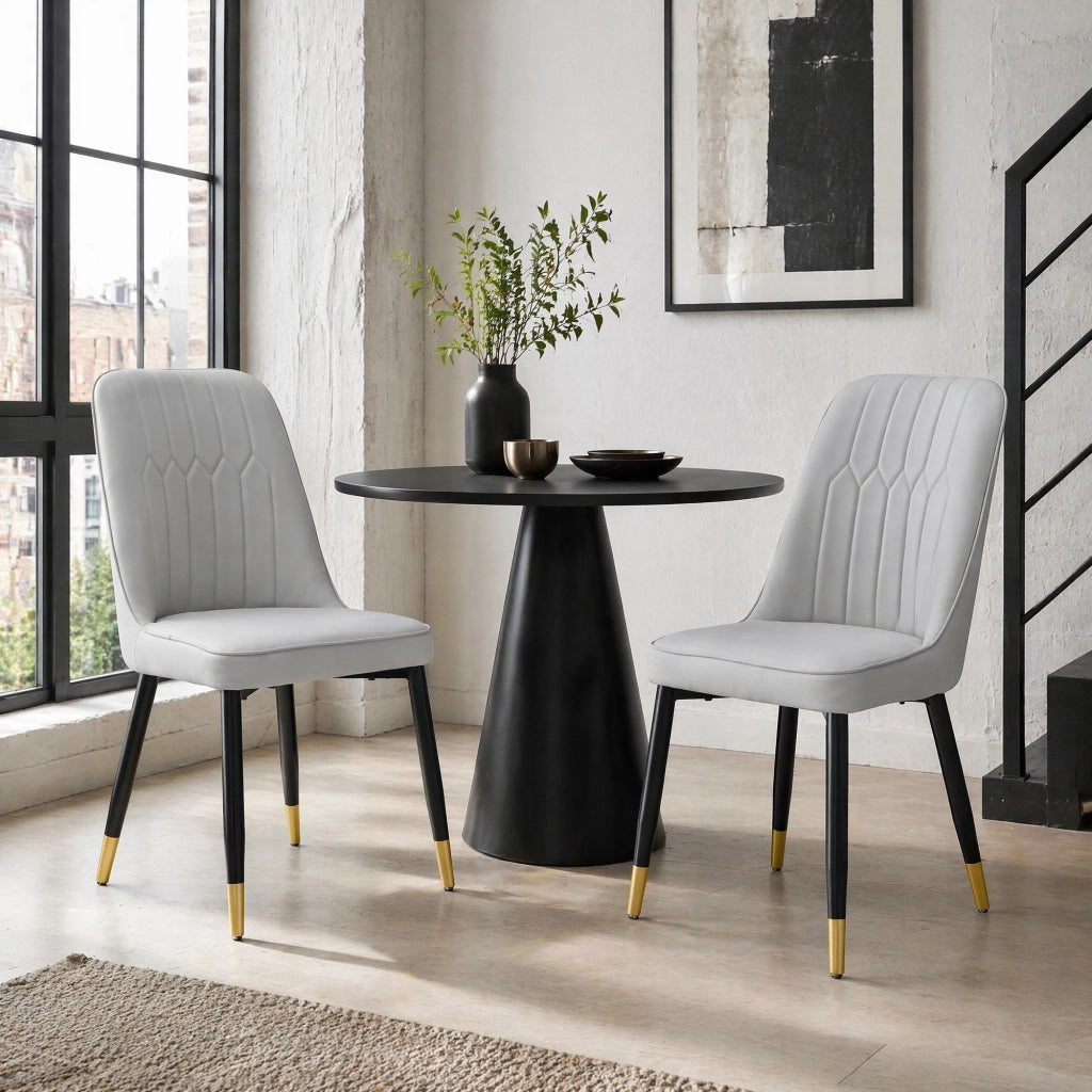 Sedia da pranzo moderna in PU grigio chiaro con gambe in metallo nero