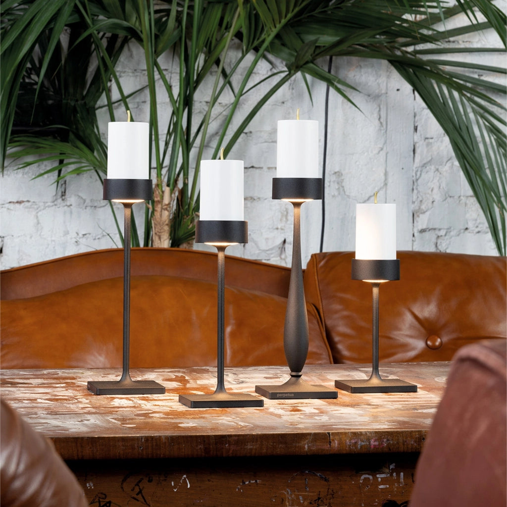 Perpetua Lampada da tavolo ricaricabile e senza fili in alluminio nero, design compatto con batteria sostituibile magnetica, grado IP54