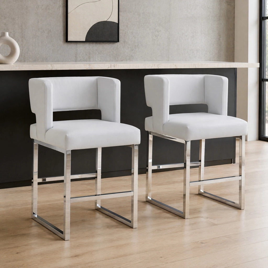 Set di 2 sgabelli da bar nordici grigio chiaro, seduta imbottita quadrata in PU e gambe in metallo argentato