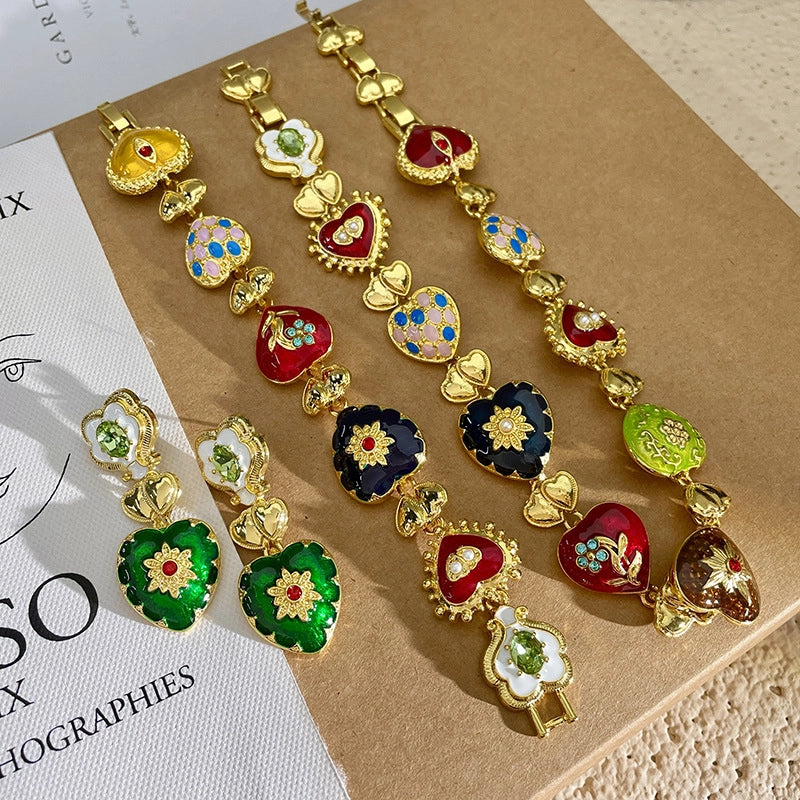 Collana artistica a forma di cuore in stile retr¨°, semplice ed elegante, dal tocco raffinato, con motivi floreali e a cuore in rilievo, un tocco di lusso per le donne.