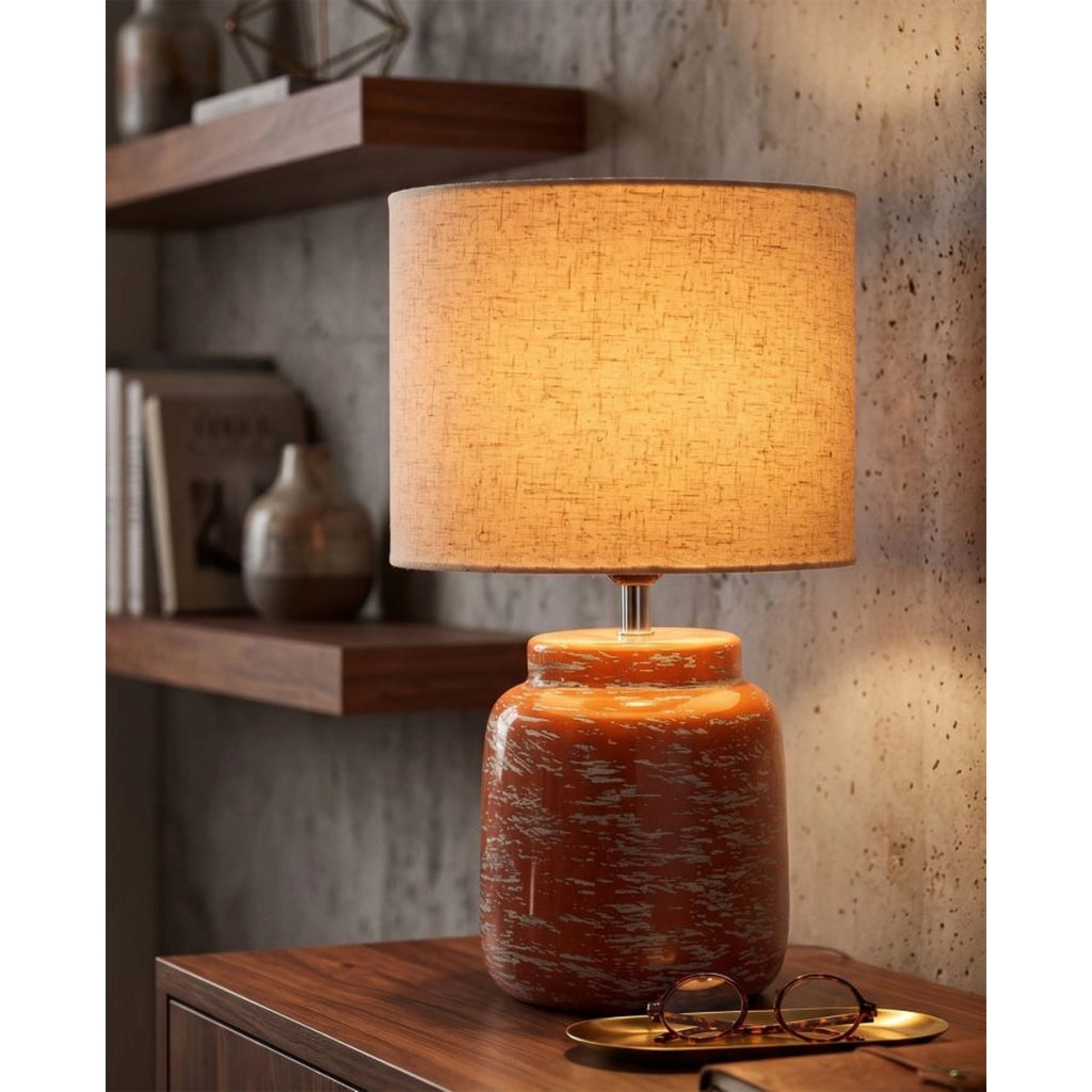 Lampada da tavolo con base in ceramica arancione e paralume in tessuto