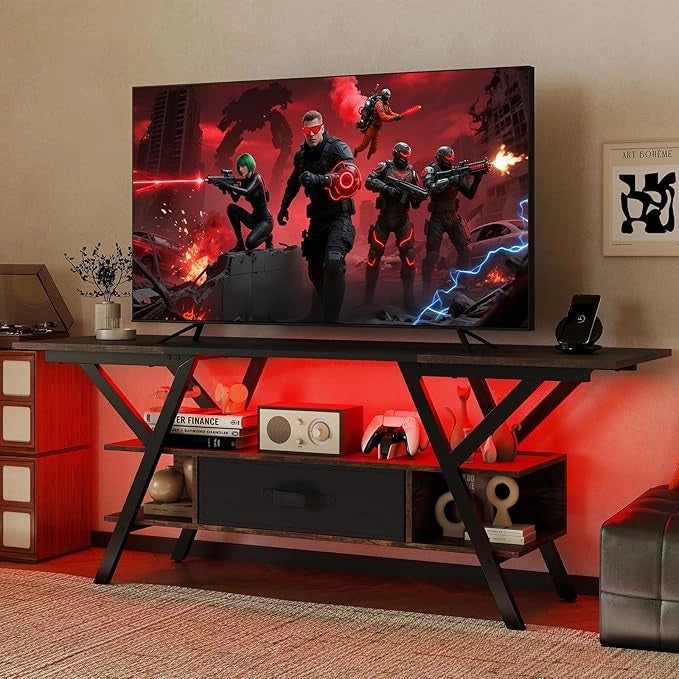 Mobile Porta TV per Schermo fino a 65'', Tavolo per TV con Luci LED Regolabili, Stazione di Ricarica e Telecomando, Consolle Media a 3 Ripiani con Cassetto per Soggiorno, 140x40x54cm (Marrone)