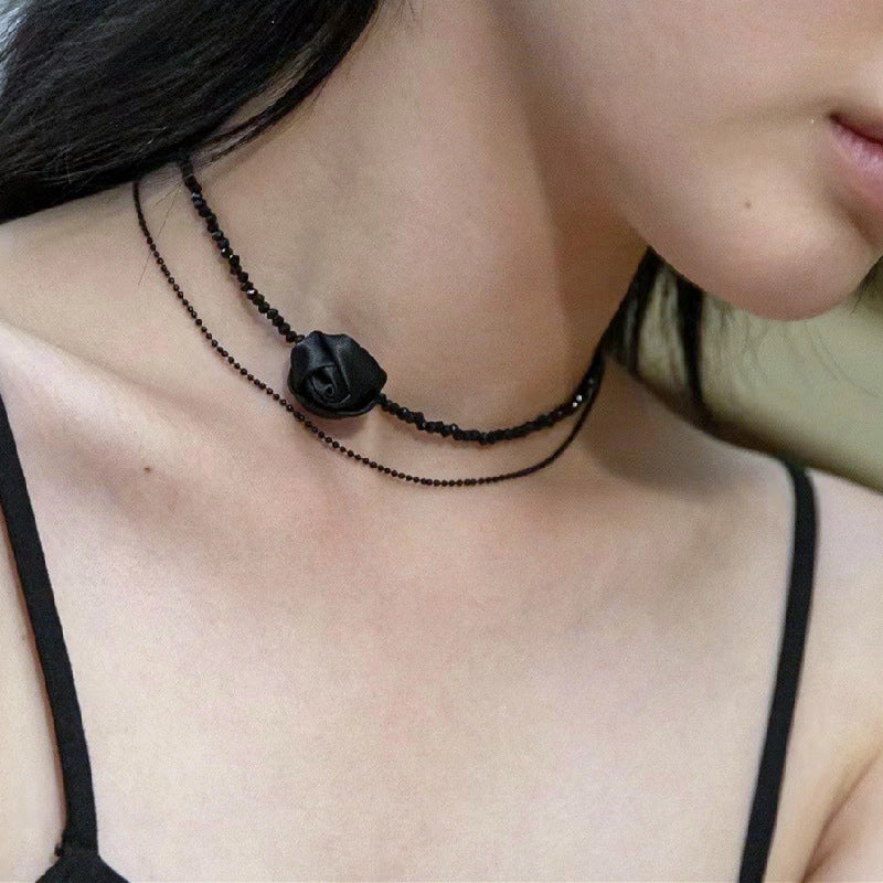 Nuova collana a doppio strato con perline di cristallo nero e girocollo a strati con rose nere.