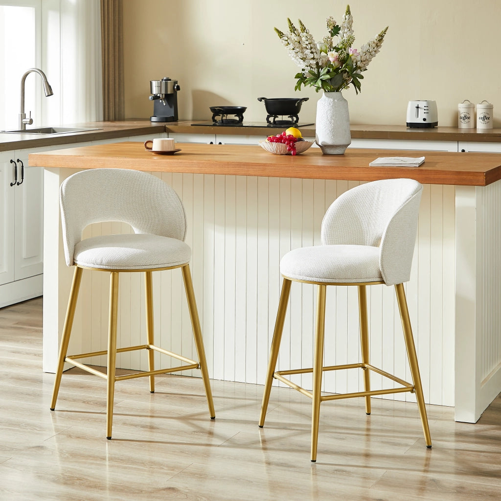 Sgabello da bar in tessuto chenille con schienale traforato e poggiapiedi, struttura in metallo beige per cucina