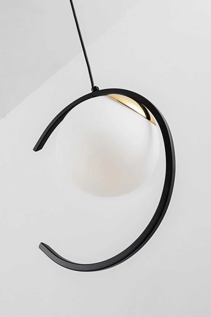Tsuki Plafoniera Nero-Oro Lucido con Diffusore in Vetro Satinato, Attacco E27, IP20, Design Semi-Circolare per Soffitto - Rossini Group