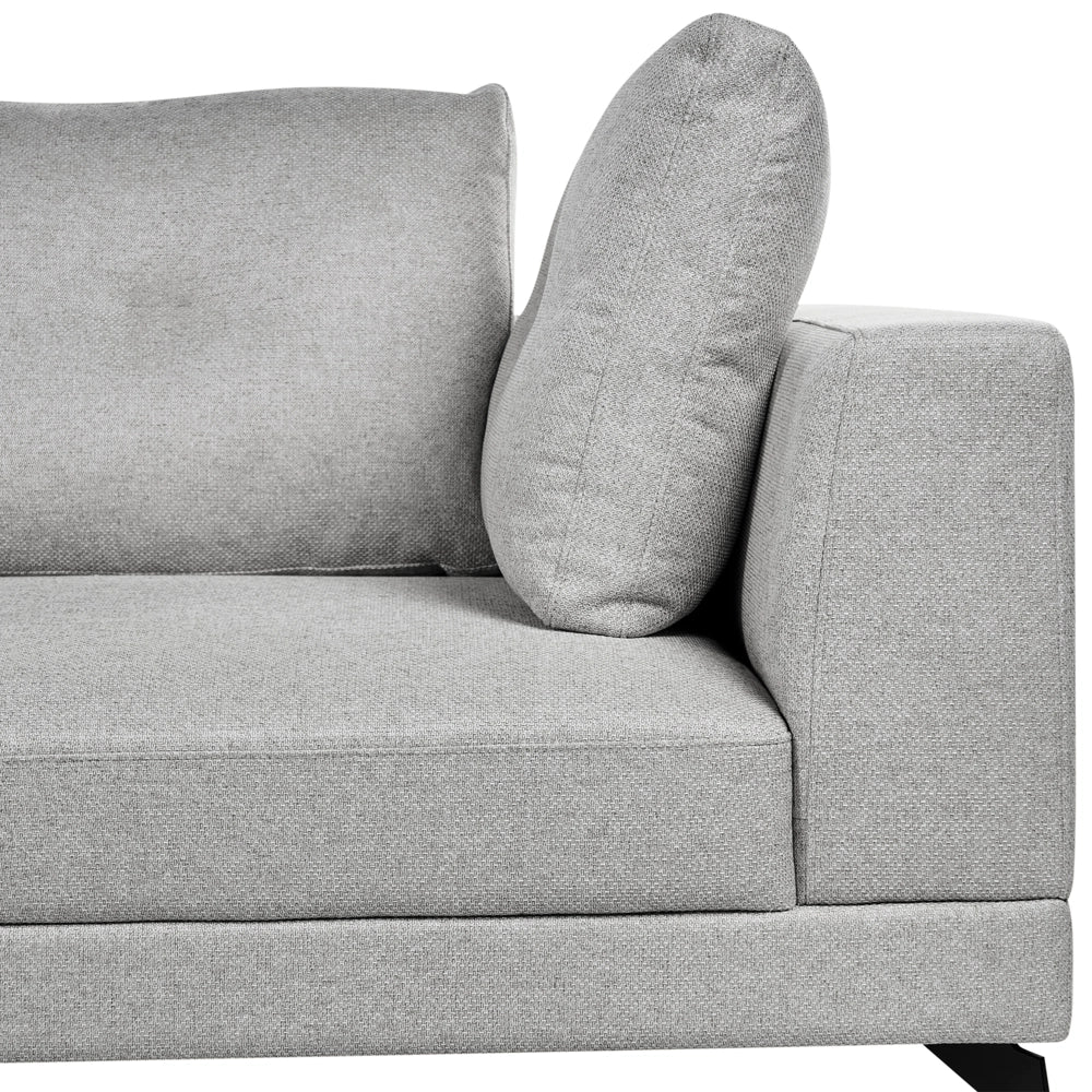 Divano angolare moderno con bracciolo destro Rivestimento in lino sintetico idrorepellente Gambe in ferro nero con cuscini grigio