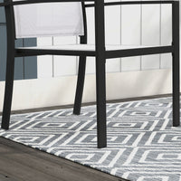 Set Tavolino con Piano in Vetro e 2 Sedie Impilabili da Giardino in Acciaio e Tessuto Grigio Chiaro